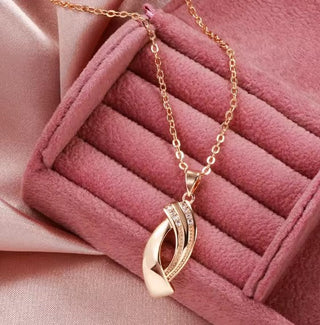 Fine Glossy Zircon Necklace