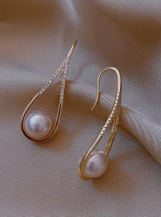 Exquisite Pearl Dangle Earrings