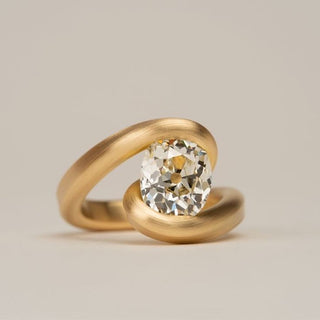 Vintage Spiral Golden Zirconia Ring